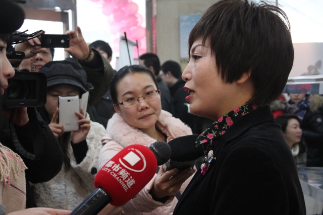 作者任杰女士接受媒體采訪 作者任杰女士接受媒體采訪