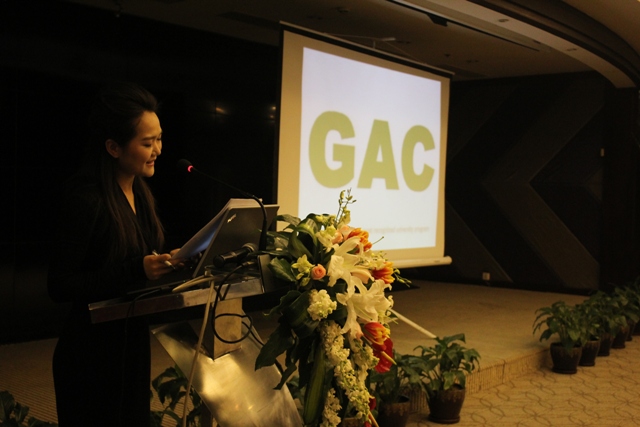 發(fā)布會(huì)開(kāi)始，教育廣播女主播子楊現(xiàn)場(chǎng)主持