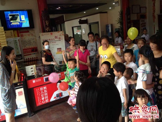 活動開始前，1066城市之聲的主持人跟孩子們進行現(xiàn)場互動。