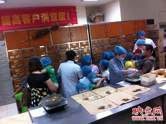 　　接下來，要進入到有中醫(yī)“博物館”之稱的中藥房去探秘啦！藥房那些小抽屜里面裝的是什么？孩子們很好奇