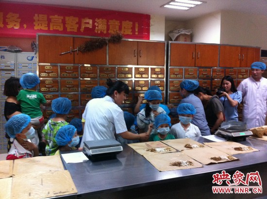 咦，藥房里的叔叔阿姨他們從小抽屜里拿出的藥又是什么？這些中藥放在一起有什么功效呢？