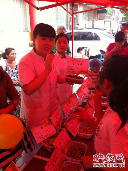 這是什么一，那又是什么？小腦袋不停的在思索，而小手和小鼻子也沒閑著，時不時地摸一摸、聞一聞！