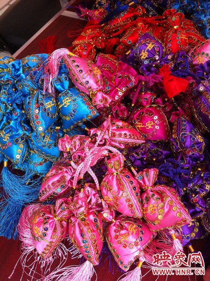 孩子們的好奇心得以大大的滿足，接下來就要裝香囊啦，你看，五顏六色的香囊多漂亮！