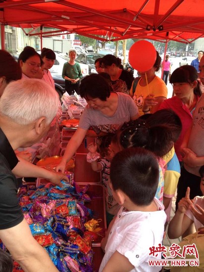 中醫(yī)館裝備了防蚊蟲、預防手足口等四個藥方，并把這些藥磨成粗粉，每個孩子把不同藥方粉裝如香囊?guī)Щ丶? complete=