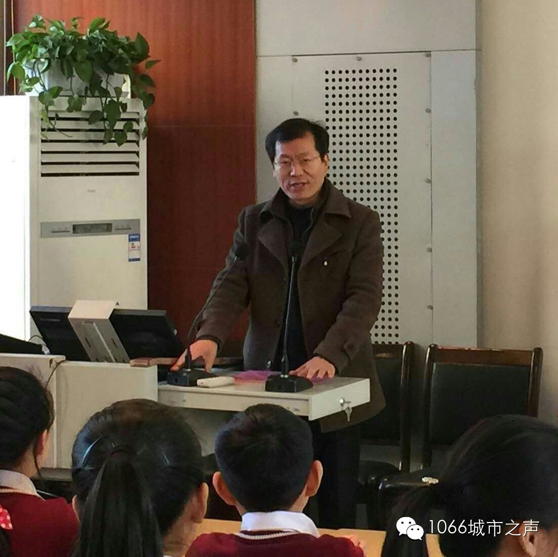 雙方領(lǐng)導(dǎo)講話，同學(xué)們聽得都好認(rèn)真??！