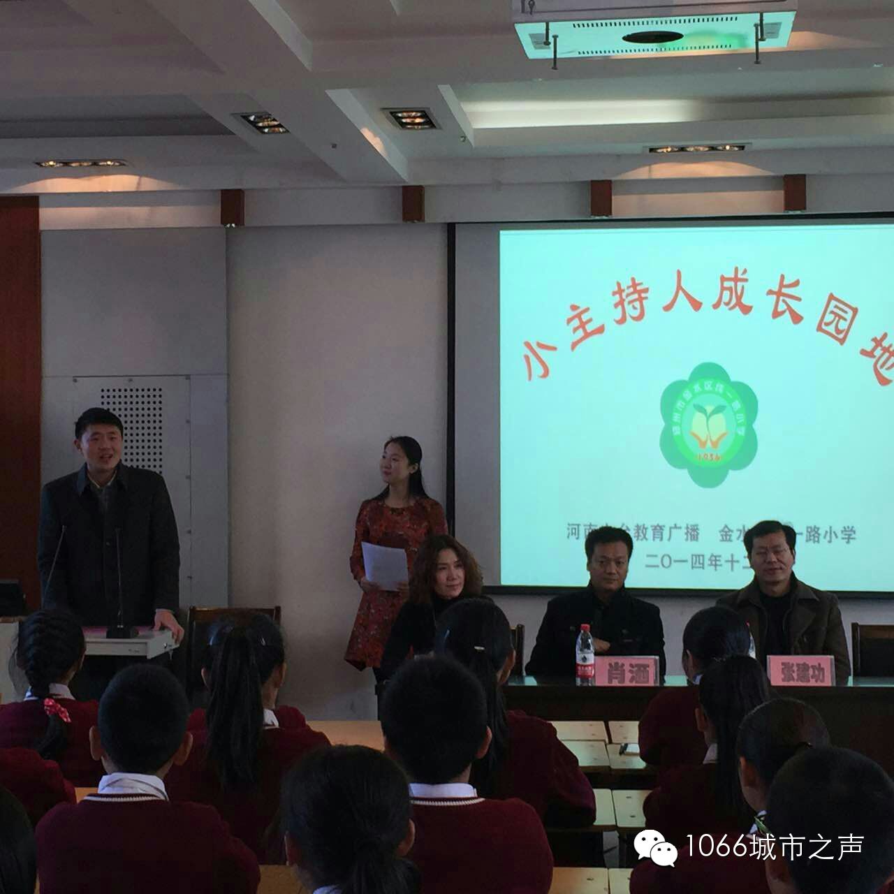 雙方領(lǐng)導(dǎo)講話，同學(xué)們聽得都好認(rèn)真啊！