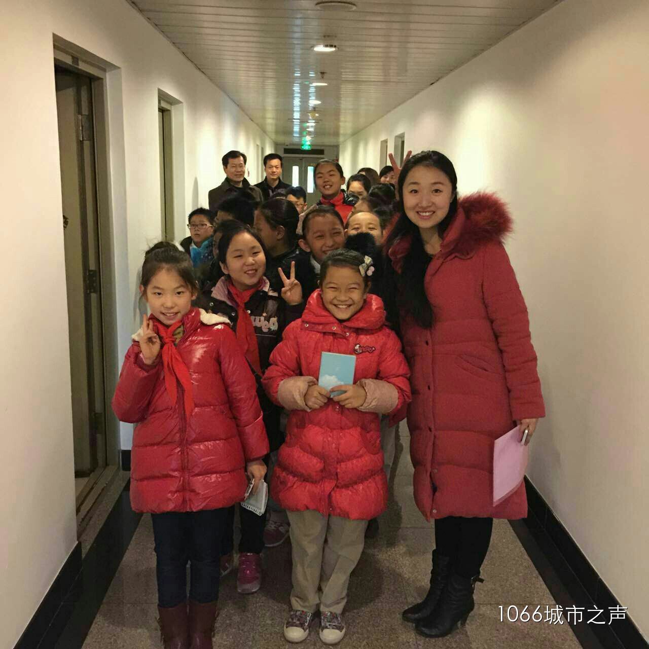 簽字和揭牌儀式后，教育廣播（城市之聲）主持人“卷卷貓”帶領(lǐng)“小主持人”走進(jìn)河南廣播大廈