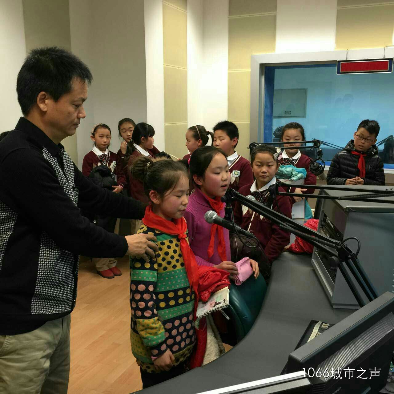 現(xiàn)場接受播音指導(dǎo)，有模有樣耶！