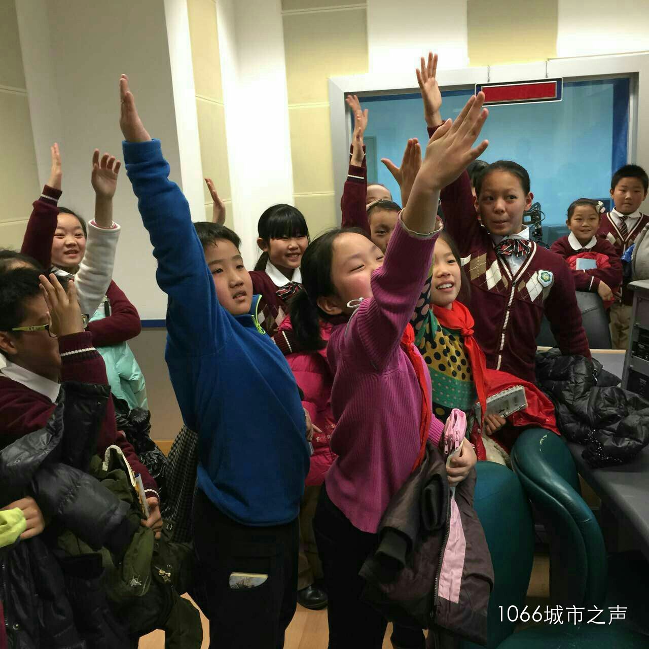 第一次體驗(yàn)話筒前的感覺，同學(xué)們爭先恐后！