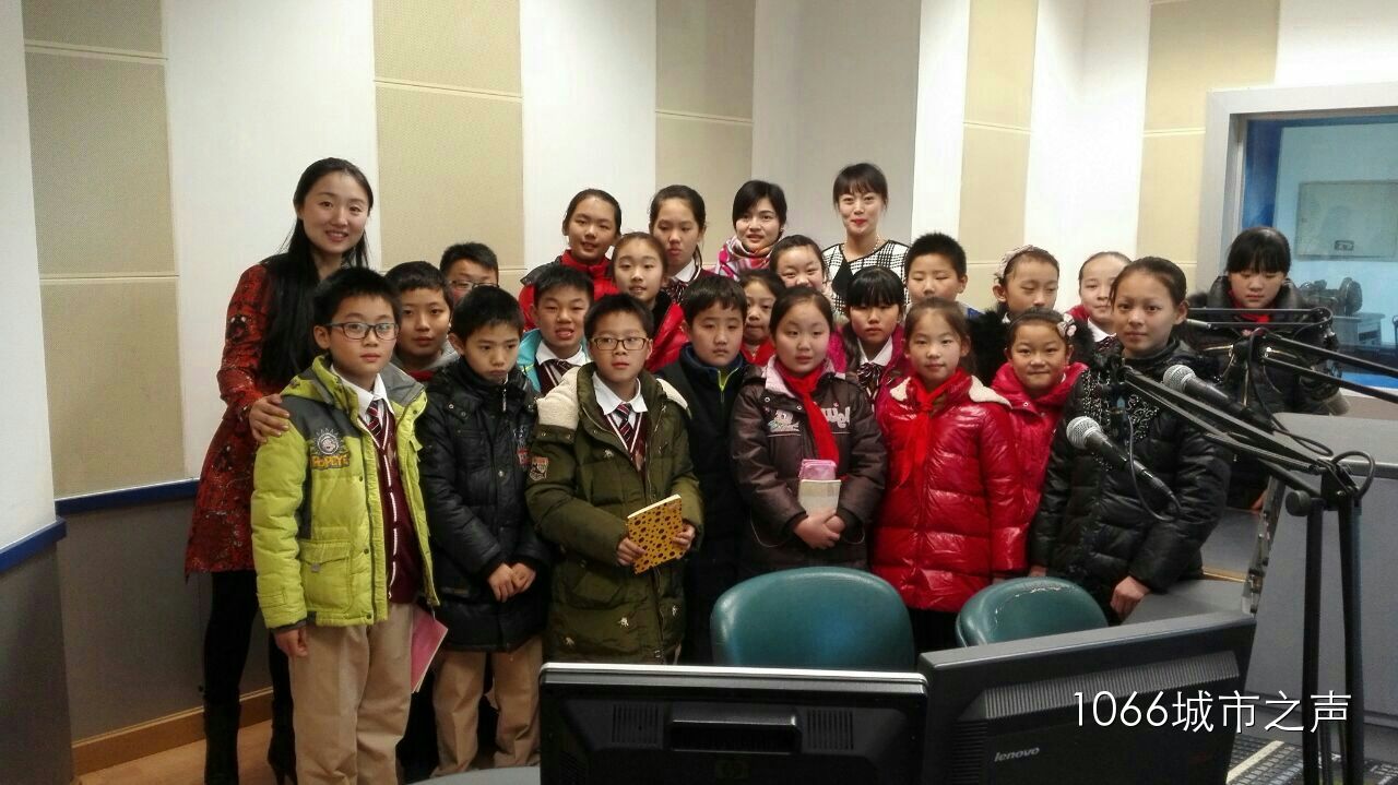 跟電臺(tái)的主持人和老師們的大合影！真是難忘的一天??！