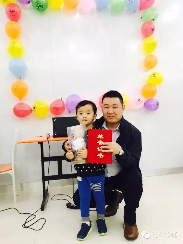 我是小小銀行家，來(lái)跟行長(zhǎng)合個(gè)影哦