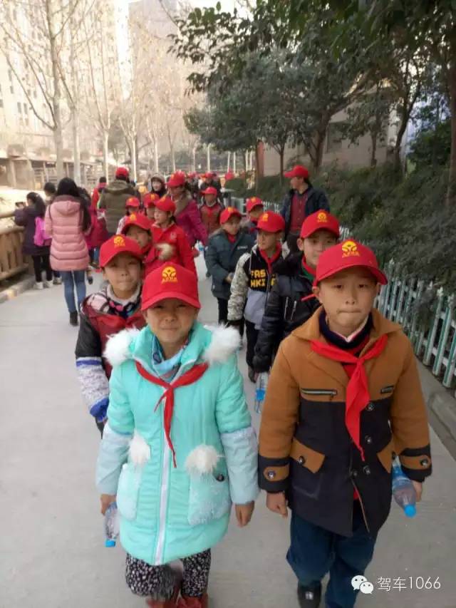 脖子上戴著紅領(lǐng)巾，頭上頂著小紅帽，排著整齊的隊(duì)伍——出發(fā)！