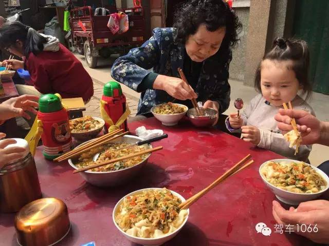 據(jù)說手搟面和柴雞蛋更配哦！