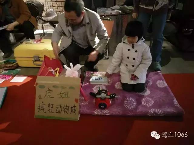 這位小老板的攤位擺的有模有樣的，不過旁邊這位酷爸怎么這么眼熟？