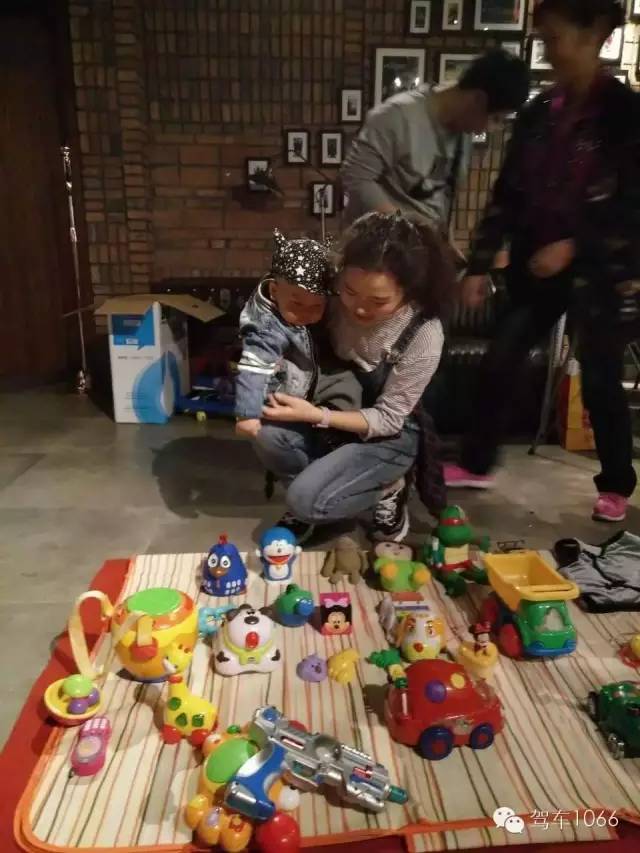 本次活動最小的小老板，最后放大招了，玩具隨便拿，這壕情也沒sei了！