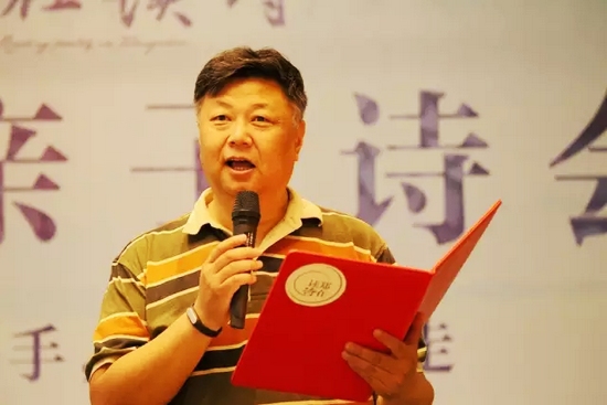 第一個節(jié)目便是重磅，大象融媒·欣欣象融網(wǎng)絡(luò)科技公司董事長魏峰帶來沈浩波的作品《在夏天時想起秋天》