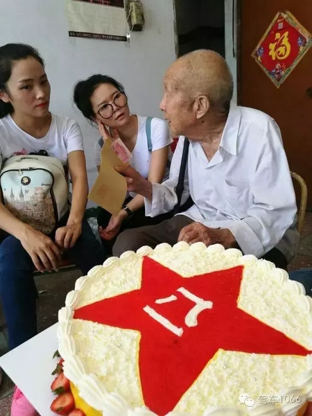 二姐們認(rèn)真聽(tīng)老兵講抗戰(zhàn)的故事，老人年事已高，記憶都是轟炸！轟炸！轟炸！