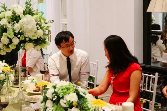 這種熱烈的氣氛，一直延續(xù)到飯桌上。