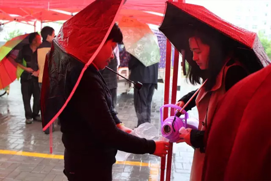 在寒冷的天氣中，為了能讓專家大夫們喝上熱水，紅改主任與柳青不斷的給大家添水。