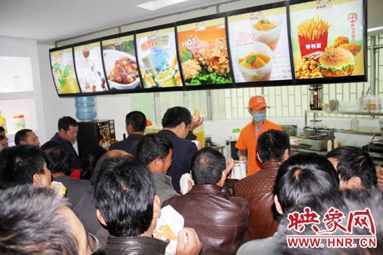 科技會員們在考察一個快餐店的加盟項(xiàng)目 科技會員們在考察一個快餐店的加盟項(xiàng)目
