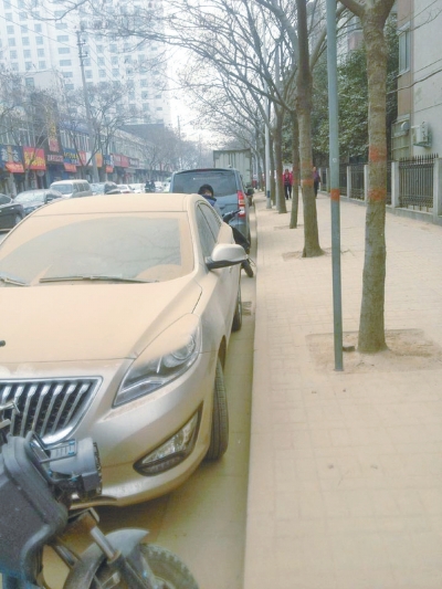 馬路灰頭土臉，停在路邊的車也蒙塵。