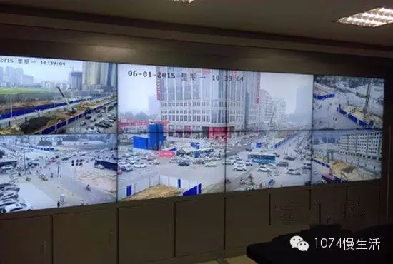 通過監(jiān)控人員操控“電子眼”調整焦距，可以看到整個工地全景