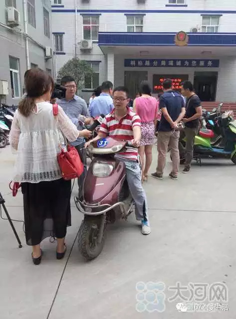 領(lǐng)回電動車的市民 領(lǐng)回電動車的市民