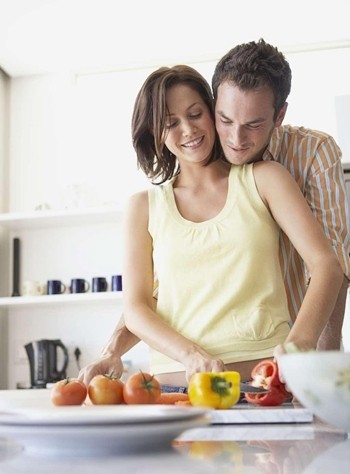 反其道而行，也對他若即若離