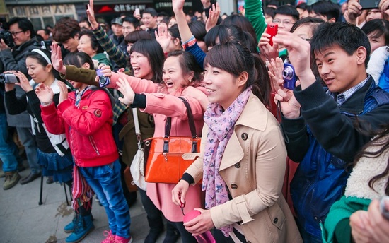 現(xiàn)場(chǎng)熱情的粉絲 現(xiàn)場(chǎng)熱情的粉絲