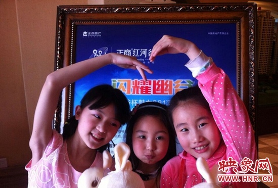 我們和兔寶寶一起賣個(gè)萌，比比誰更可愛