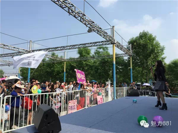 輕輕躍起、優(yōu)美身段，新聞小姐李江