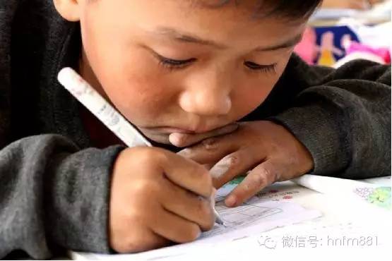 小手黑黑的，像是很少洗