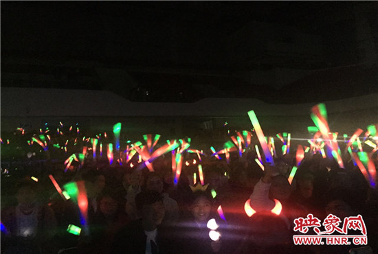 當(dāng)晚現(xiàn)場(chǎng)約2500個(gè)座位全場(chǎng)爆滿，還有全國(guó)各地歌迷會(huì)趕來(lái)的歌迷們。