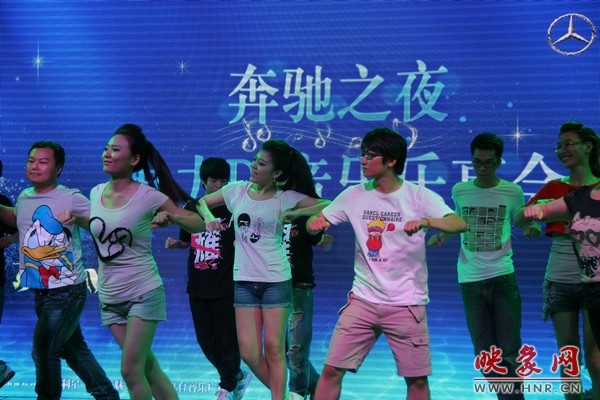 熱情洋溢的開(kāi)場(chǎng)舞，DJ們?nèi)硇耐度? complete=