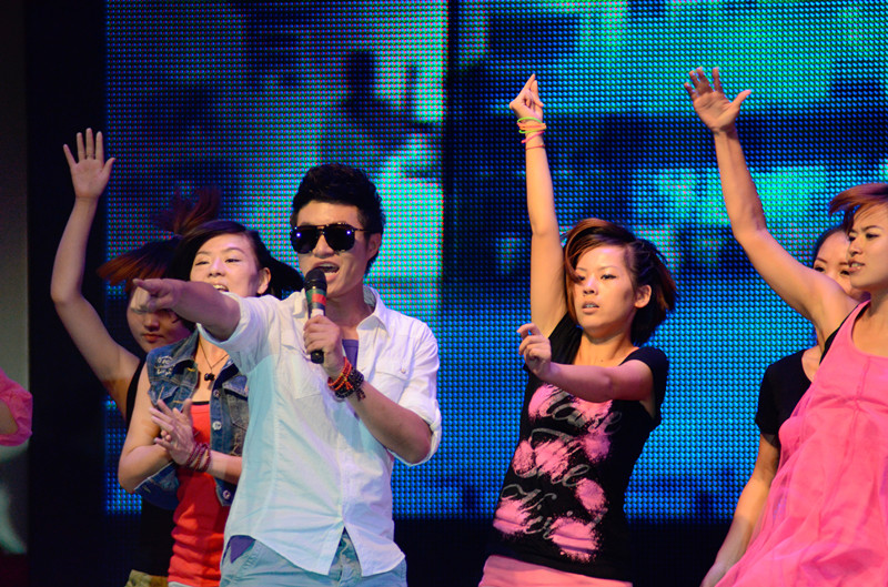 嗨！《我們一起聽歌吧》魅力881河南音樂廣播 DJ帥天 演唱曲目：《找自己》 帥呀?。? oldsrc=