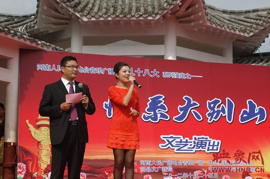 演出現(xiàn)場主持人向老人們表達節(jié)日的問候。