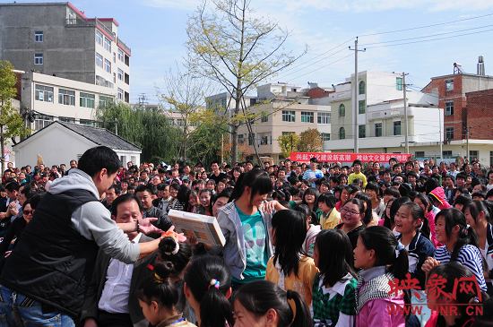 演出現(xiàn)場觀眾積極參與、氣氛熱烈。