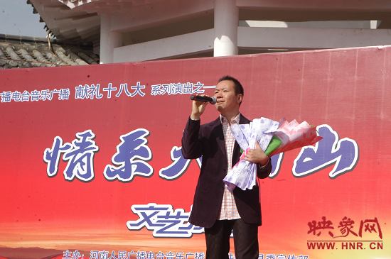 魅力881主持人、新聞先生凱文在演唱