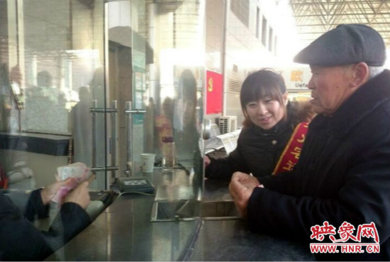 在陳思蕊的積極幫助下，老人順利的買(mǎi)到了發(fā)往合肥的5張車(chē)票。