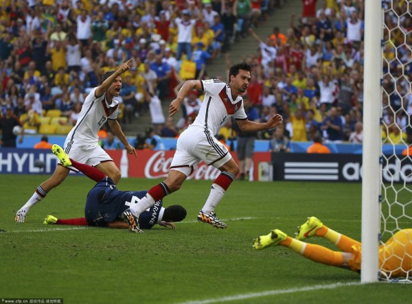 第13分鐘，胡梅爾斯頭球破門