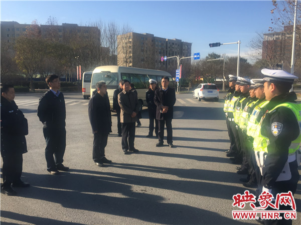 省環(huán)境污染防治攻堅辦有關(guān)同志慰問在一線執(zhí)勤的交警 省環(huán)境污染防治攻堅辦有關(guān)同志慰問在一線執(zhí)勤的交警