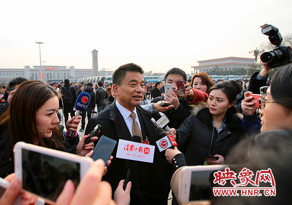 全國(guó)人大代表劉永好 全國(guó)人大代表劉永好