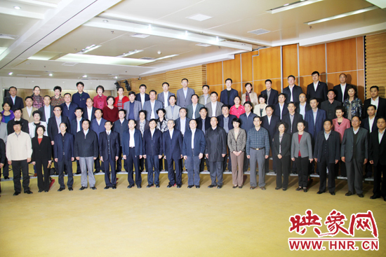 中國工會十六大河南代表團(tuán)啟程赴京參會\參會代表和與會領(lǐng)導(dǎo)合影留念 中國工會十六大河南代表團(tuán)啟程赴京參會\參會代表和與會領(lǐng)導(dǎo)合影留念