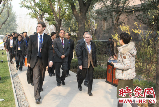 河南鄭州2013服務(wù)外包大會(huì)的嘉賓們參觀了金水科教園區(qū)和河南外包產(chǎn)業(yè)園并留下了深刻的印象 河南鄭州2013服務(wù)外包大會(huì)的嘉賓們參觀了金水科教園區(qū)和河南外包產(chǎn)業(yè)園并留下了深刻的印象