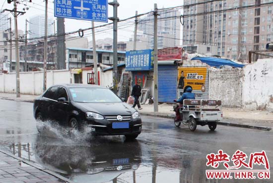 機(jī)動(dòng)車路過，濺起一米多高的水花