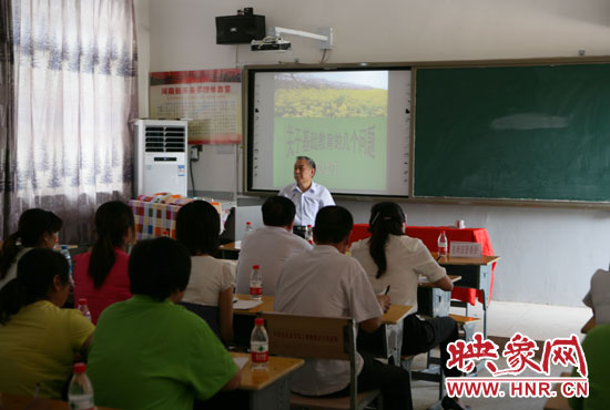 40余名教師認真聆聽講座。