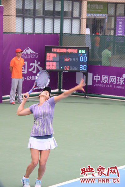 比賽中，發(fā)球瞬間