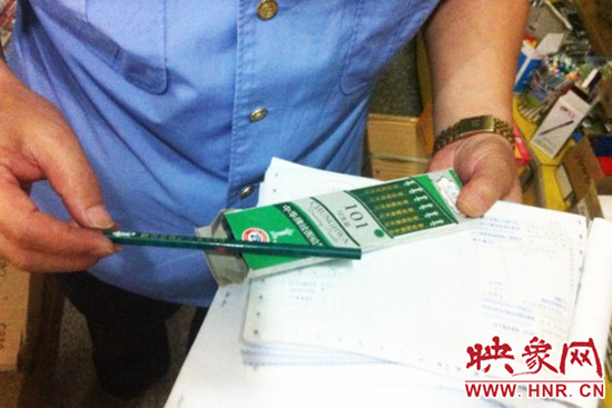 工作人員在查銷售網(wǎng)點的進賬記錄 工作人員在查銷售網(wǎng)點的進賬記錄