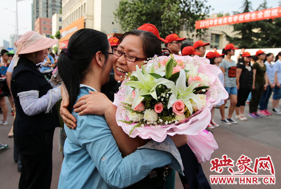 考試結(jié)束,考生與家長(zhǎng)深情的擁抱
