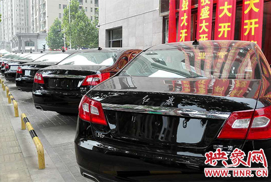 路邊一棟樓上懸掛著二三十條紅色條幅，全部是祝賀一家公司開業(yè)的。